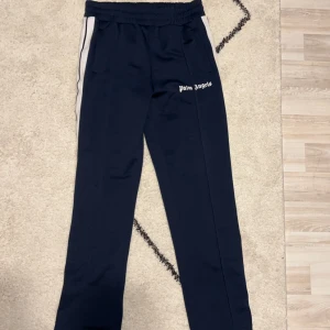 Palm angels trackpants - Palm angels trackpants i navyblue från kaspersheat, så självklart äkta. Använda varsamt i ett nyskick/, 9/10. Storlek L. Onlinekvitto och tags finns. Priset kan möjligen diskuteras