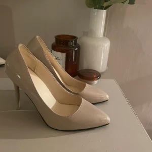 Pumps  - Beiga pumps, superfina och bekväma men tyvärr lite för stora för mig. Storlek 35 men de känns mer som en 36 då jag vanligtvis har 35 och de är lite stora för mig. Aldrig använda. (Jag vet inte exakt hur hög klacken är) 