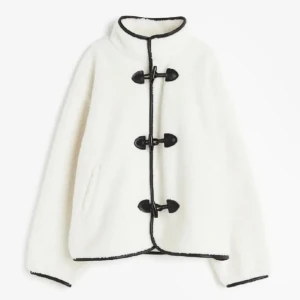 Teddy jacka med knäppe  - SÖKER denna jacka från hm i vit eller svart. Stolek Xs/s 