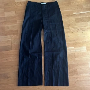 NA-KD byxor - Ett par byxor från NA-KD. Aldrig använda endast testade. Storlek 40 womens. Ytterbenslängd: 113cm