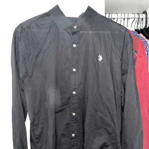 US POLO skjorta slim fit XXL - En knappt använd  skjorta från märket US POLO ASSN, i storlek XXL. Slim fit.