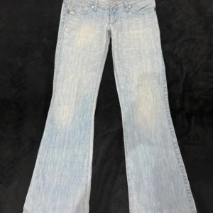 Lågmidjade jeans - Säljer dessa skitsnygga jeans då de tyvärr inte passade mig så måste sälja vidare, kom privat för mer bilder och mått!! 💞🙏🏻