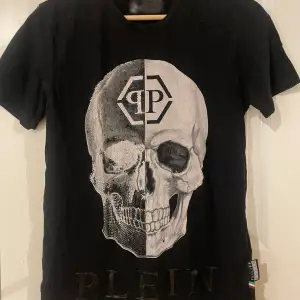 Rkt cool Philipp Plein T-shirt med lite strass som har ramlat av men annars i perfekt skick 