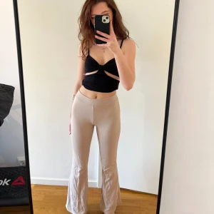 Beiga byxor - Utsvängda byxor i skönt material