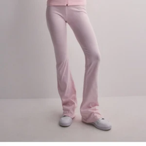 Yoga pants - Säljer mina soft chill pants från Nelly i rosa. Använda två gånger men har många liknande så behöver dom ej längre. Storlek xxs men skulle säga att dom är ungefär som en vanlig xs