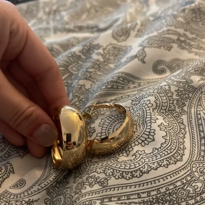 Örhängen  - Super fina och coola örhängen💗 aldrig använda!  Ploppar medföljer ej