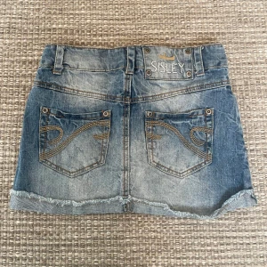Vintage jeanskjol - Vintage jeanskjol som är perfekt nu till i sommar. I fint skick i storlek xs. Hör av er vid frågor💗(pris kan diskuteras vid snabb affär)