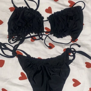 Bikini  - Säljer en svart super fin knytt bikini som jag inte använder💕  