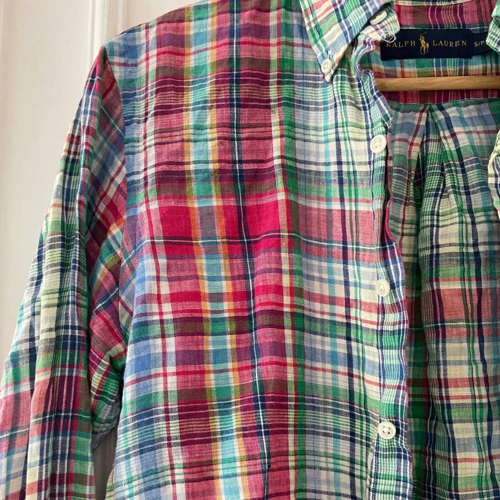 Mycket fin linneskjorta från Ralph Lauren i ett flerfärgat rutigt mönster.   Storlek S men något längre i size, personen på bilden är 183cm.  Mönstret ”blöder” lite vilket är mycket vanligt på denna typen av skjortor och är inget som märks. . Skjortor.