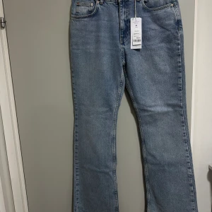 Jeans från Gina Tricot - Båda jeansen är i nyskick, storlek 40, säljs för 200kr var👖