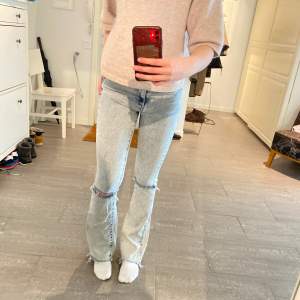 Så snygga bootcut jeans i ljusblå färg med hål på båda knäna!🩵passar mig perfekt som brukar ha st 36 eller S och är 171 lång!