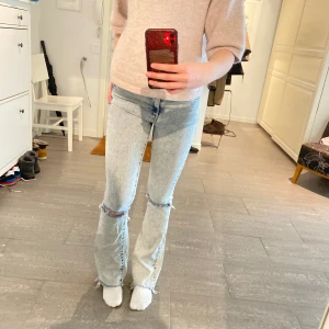 Ljusblå bootcut jeans  - Så snygga bootcut jeans i ljusblå färg med hål på båda knäna!🩵passar mig perfekt som brukar ha st 36 eller S och är 171 lång!