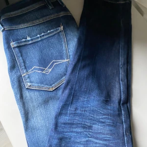 Replay Anbass 007 - Ett par riktigt feta replay anbass 007 i modellen ’’slim fit’’ storlek 30/32 endast använda 2-3 gånger. Skick 10/10 ser sprillans nya ut!🌟 köpta på replays egna hemsida för 1699:- mitt pris 699✅ frågor eller funderingar? är det bara att höra av sig!💫