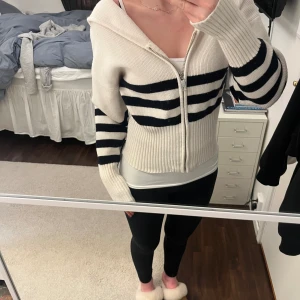 Randig kofta från zara  - Såå fin kofta från zara som passar fint till allt 🤍