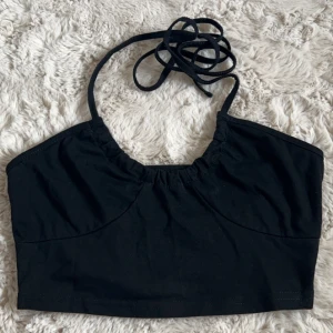 Topp - Supersöt topp som knyts runt nacken lite hur man vill, använd någon enstaka gång. Säljs då den aldrig används 🖤skriv vid frågor