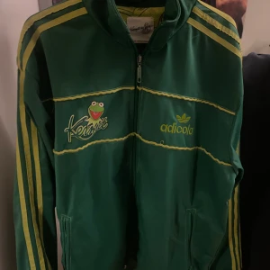 Adidas Kermit zipper - Extremt sällsynt adidas zipper från 2006, säljs för 1300+ på Grailed, Etsy och eBay. Cond 8/10. Storlek XL passar M/L