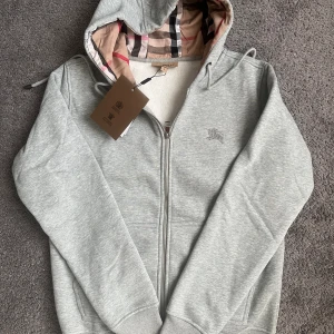 Burberry Kofta Grå - Har kvar 2st i lager och 1 har redan sålts så passa på att köpa! Alla är helt nya