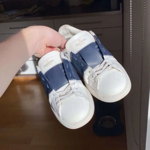 Valentino  - Säljer ett par fräscha valentino open dojjor i storlek 41,5. De är riktigt fräscha men har några defekter på sig (finns bilder) cond: 8/10. Allt og fås med förutom kvitto, tveka inte på att höra av dig!🙌🏻