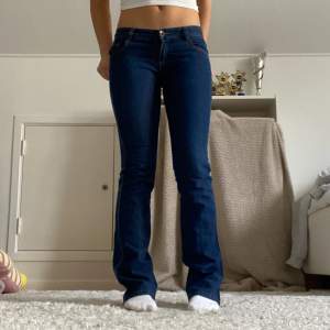 Skitsnygga lågmidjade vintage jeans från “jeans by sp”. Säljer då de tyvärr är för tajta för mig. Midjemått: 79-80cm runt hela midjan (ca 40cm rakt över). Innerbenslängd: 85cm. ⭐️Fläckarna bak på benen är smuts och inte slitningar, men är nu tvättade.