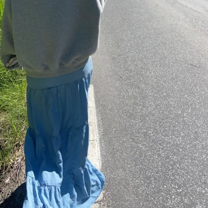 Blå långkjol  - Säljer denna jättehärliga långkjolen då den är lite för kort för mig! Jag är 173💓 Storlek M från Only, inga fläckar eller hål🤗 