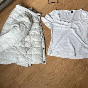 Sommar jacka och tröj kit.  - Jag säljer nu detta superfina och sköna sommarkit. En vit jacka och en vit sommartröja. Nyskick, bra kvalitet. Dam, storlek M på tröja. Dam storlek 40 på jackan.  Vid intresse eller fundering, skriv. 