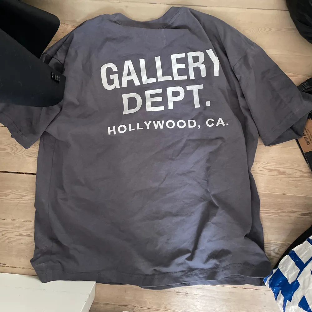 Gallery DEPT. T shirt i storlek medium, boxfit tröja. Dm för bud.. T-shirts.