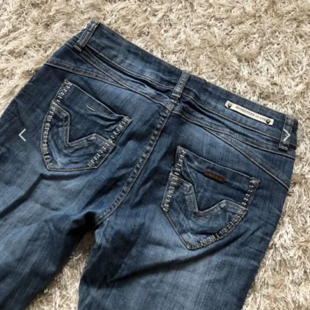 Skit snygga lågmidjade jeans som tyvärr var lite små för mig. De är i storlek S men skulle säga att dom sitter mer åt XS hållet. Dom är inte helt skinny utan lite raka vid smalbenet🩷. Jeans & Byxor.