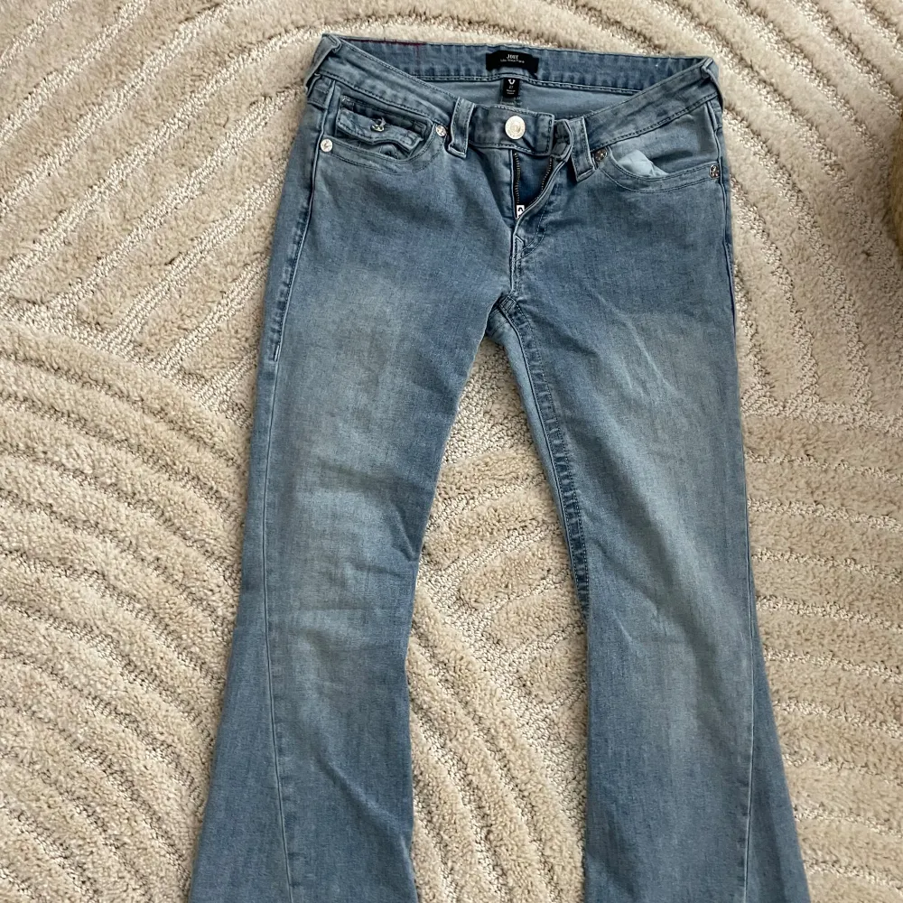 Nyskick och endast testade, passade ej!  Supersnygga Joey low rise flare jeans, ren och hel  Midjemått 80cm, innerbenslängd ca 81 cm, Hela längden ca 100cm. Höft 85cm.. Jeans & Byxor.