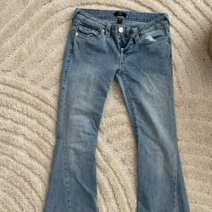 Nyskick och endast testade, passade ej!  Supersnygga Joey low rise flare jeans, ren och hel  Midjemått 80cm, innerbenslängd ca 81 cm, Hela längden ca 100cm. Höft 85cm.