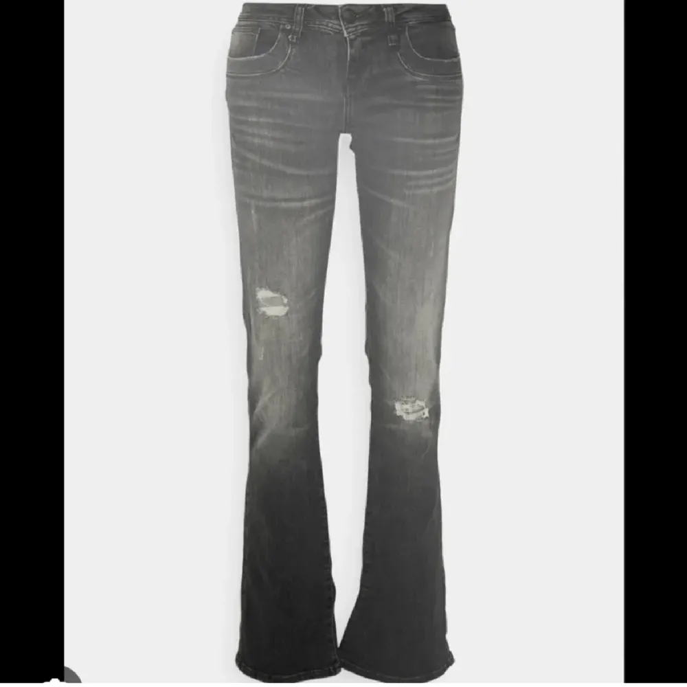 Har bestämt mig för att sälja dessa jätte snygga grå svarta jeans, då dem är för stora. Dem är lite insydda i midjan men det syns inte utanpå❤️. Jeans & Byxor.