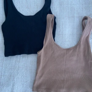 Svart och beige topp - Söta toppar till sommaren från Gina tricot En för 90 eller båda för 170 Inga defekter, använt Max 3 ggr☺️ Pris kan diskuteras vid snabbt köp!