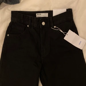 Nya svarta jeans med rak passform - Oanvända