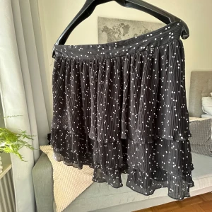 Shorts-kjol ✨✨✨ - Jättesöt shorts-kjol med volanger från Zara ✨✨✨