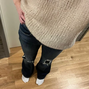 Lågmidjade jeans - Intressekoll på mina älskade jeans från only. Lågmidjade och bootcut med hål 💕w27 l32