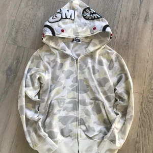 Bape hoodie - Säljer denna Bape hoodie glow in the dark eftersom den inte längre passar mig. Storlek (S) Använd ändast 3 gånger. Inte äkta. Priset kan diskuteras vid snabb affär.