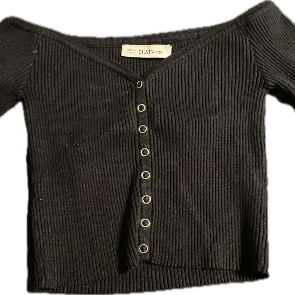 En svart ribbad croppad långärmad tröja som är köpt på second hand. Använd ett fåtal gånger av mig. Köptes för 150kr så kan tänka mig sälja för 70kr + frakt! Hör av er om ni har frågor🫶🏼. Toppar.