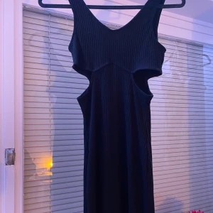 Klänning  - Klänning med slits längst ner 🖤 Passar S