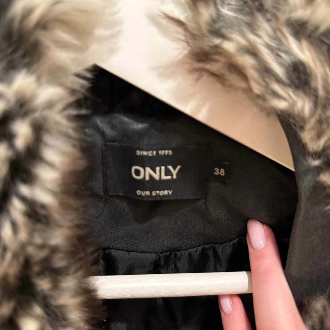 Skinnjacka med pälskrage - 91