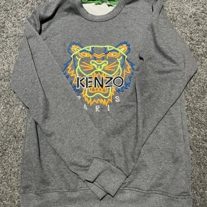 Kenzo tröja  - Säljer nu min kenzo tröja som inte används längre, väldigt fin, inga fläckar, inga hål, precis som ny 