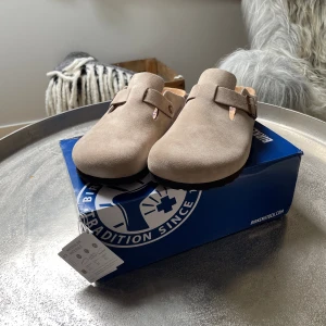 Birkenstock Boston Suede - Har använts inomhus ett fåtal gånger. Skick 9,5/10 inga skador eller defekter. Nypris: 1800, mitt pris: 1300. Har haft de sen i julas.