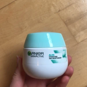 Garnier moisturizer,aldrig andvänd,aloe hydrating  - En Återfuktande kräm till ansiktet,väldigt mjuk och len på huden,håller sig på huden i 48 h 