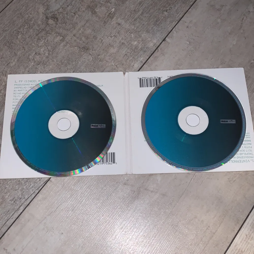 kent cd som är köpt second hand! (säljer fler cds) Skivorna ser nästan helt nya ut, inga defekter!💕 Skriv i dm om du har några frågor:). Övrigt.