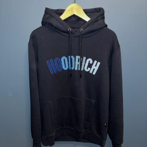 Hoodrich Hoodie - Hoodrich Hoodie mörkblå i Stl M Tröjan är i bra skick och använd fåtal gånger Köpt på JD  Priset kan diskuteras!