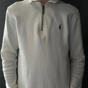Ralph Lauren Half Zip - Säljer denna skitsnygga vita Ralph Lauren Zip tröjan då jag inte använder den längre, hör av er vid frågor