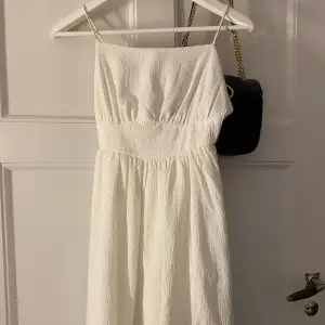 Säljer denna supersöta vita klänning med ett knyte i ryggen, köpt förra året men passade inte riktigt mig. Från bubbleroom och är i st 32, men passar även nån mindre o större💕 köpt för 500 säljer för 250.