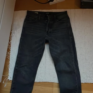 Jeans  - Bra sick, använda några gånger men säljer pga de är för tajta i midjan.