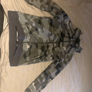 Nike Zip up & Glasögon - Tröja, stl. S, Herr Nike Sportswear club camo full hooded full zip sweatshirt - Använd flera gånger, dock i bra skick - 300kr
