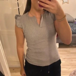 Topp med volang  - Superfin aldrig använd! Endast testad. Skriv för fler frågor eller bilder!🩷