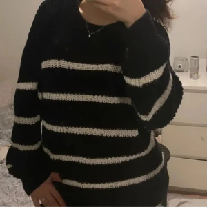 Stickad tröja - Säljer min fina stickade tröja i bra skick, strl L men passar mig med S 💋