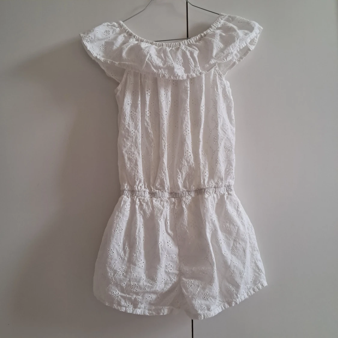 Somrig kort jumpsuit i spets  - 90